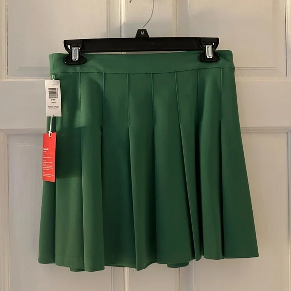 Aritzia Size 6 Skirt! 💚 - Picture 1 of 4